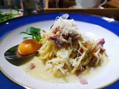 Makarna carbonara bir plaka üzerinde