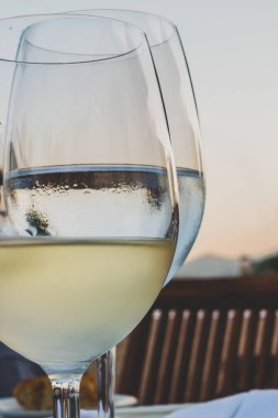 Denizde güzel bir restoranda akşam yemeği