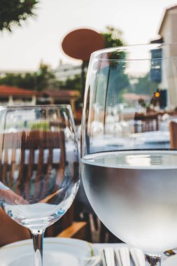 Denizde güzel bir restoranda akşam yemeği