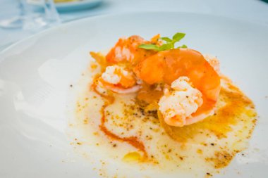 Beyaz bir tabak karides pişmiş