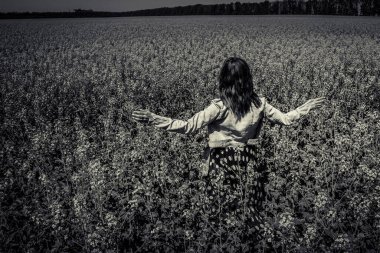 Kolza tohumu alan bir kız