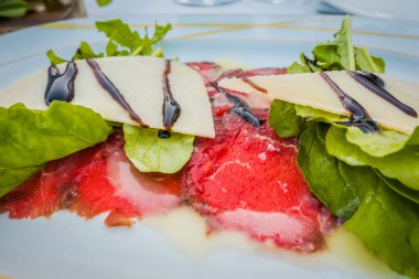 Beyaz bir plaka üzerinde dana Carpaccio