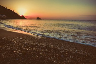Gündoğumu kumsalda deniz