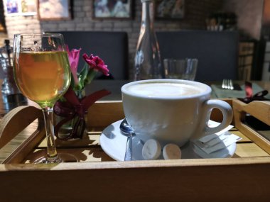 Bir kafede tepside kahve