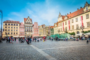Eski renkli evleri olan Wroclaw merkez pazar meydanı