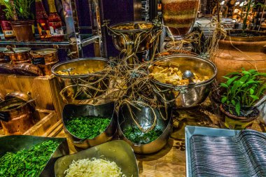 Restoranda açık büfe yemekler