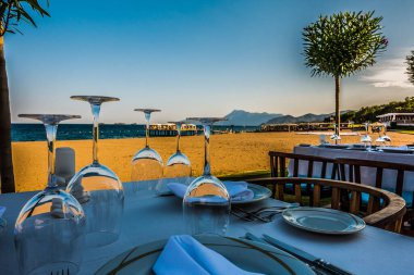 Sahil restoran güzel tablo ayarı