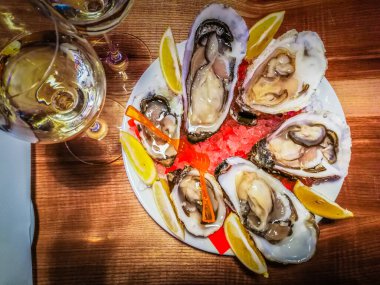 İstiridye masada şarap ile