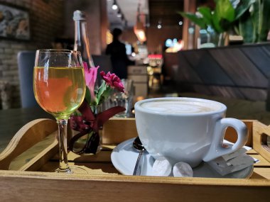 Bir kafede tepside kahve