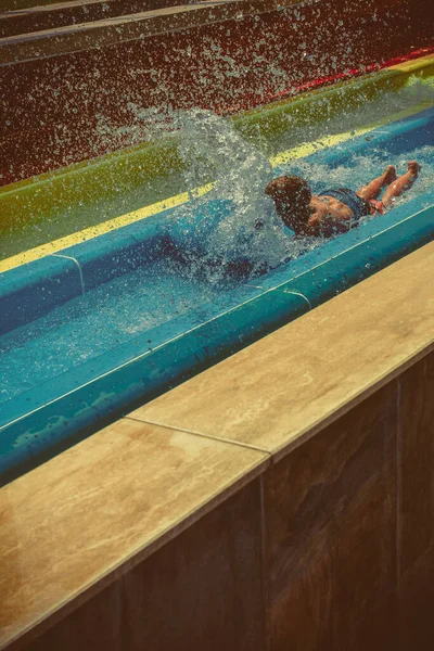 Der Junge Fährt Eine Rutsche Wasserpark — Stockfoto