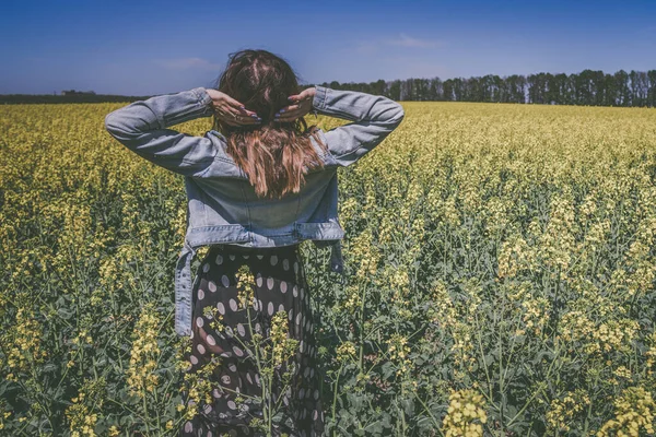 Een Meisje Een Veld Met Koolzaad — Stockfoto