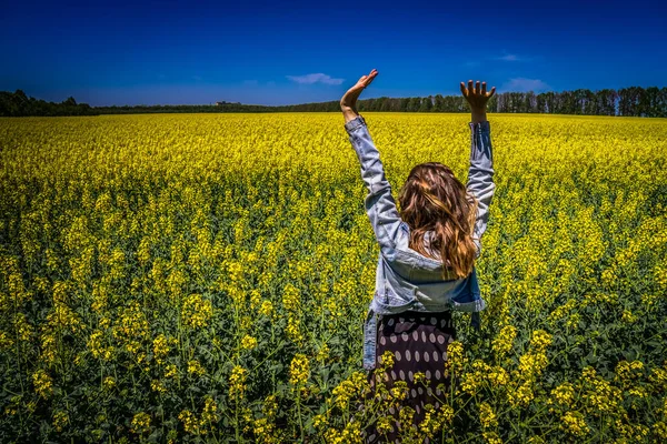 Een Meisje Een Veld Met Koolzaad — Stockfoto