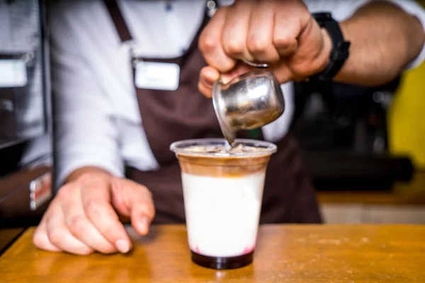 Barista Dělá Kávu Kavárně Pozadí — Stock fotografie