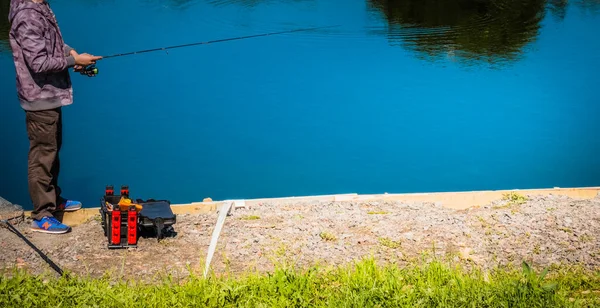 Pescador Pegar Truta Arco Íris Lago — Fotografia de Stock