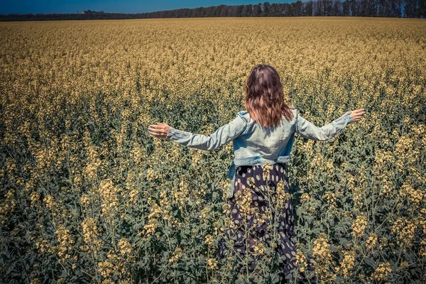 Ein Mädchen Einem Rapsfeld — Stockfoto