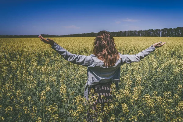 Een Meisje Een Veld Met Koolzaad — Stockfoto