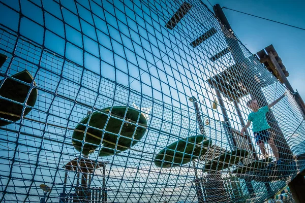 Boy Climbs Rope Park — Stock Photo, Image