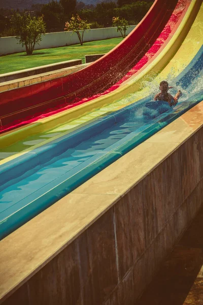 Menino Monta Slide Parque Aquático — Fotografia de Stock