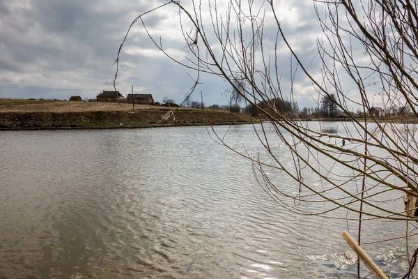 Gölün Arka Planında Açık Hava Eğlencesi — Stok fotoğraf