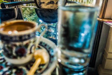 Masanın üzerinde Türk kahvesi