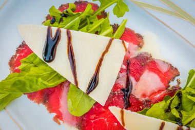 Beyaz bir plaka üzerinde dana Carpaccio