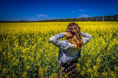 Kolza tohumu alan bir kız