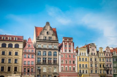 Eski renkli evleri olan Wroclaw merkez pazar meydanı