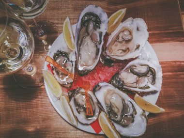 İstiridye masada şarap ile