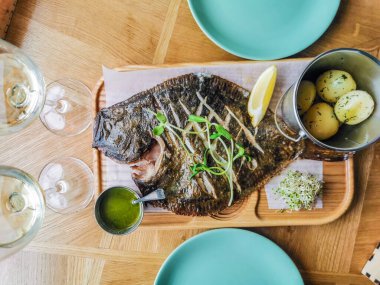 Masa yemeği arka planında fırında dil balığı.