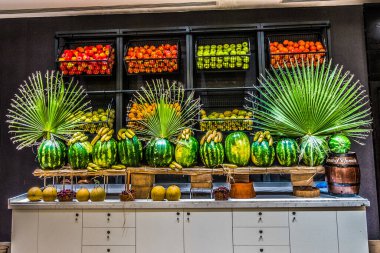 Restoranda açık büfe yemekler