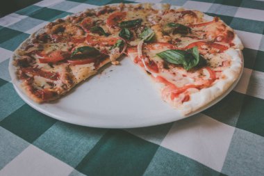 Bir tabakta Pizza margarita