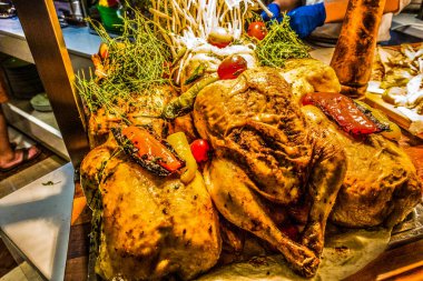 Restoranda açık büfe yemekler