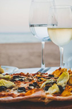 Restoranın arka planında pizza.