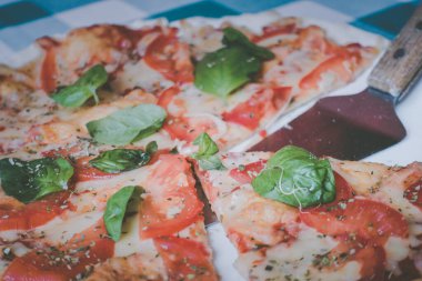 Bir tabakta Pizza margarita