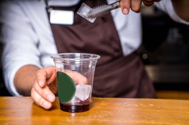 Barista kafenin arka planında kahve yapıyor.