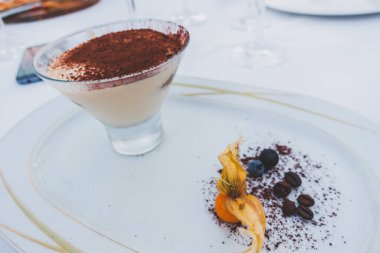 Restoranın arka planında tiramisu var.