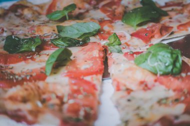 Bir tabakta Pizza margarita