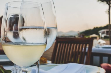 Denizde güzel bir restoranda akşam yemeği