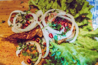 Tahtada dana kaçık. ızgara