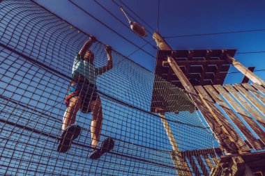 Halat Parkı çocuk tırmanıyor