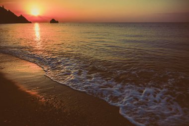 Gündoğumu kumsalda deniz