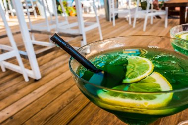 Bir yaz kafede güzel yeşil kokteyl