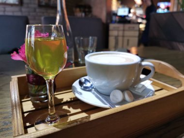 Bir kafede tepside kahve