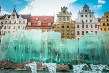 Eski renkli evleri olan Wroclaw merkez pazar meydanı