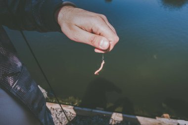 Balıkçı yakalamak gökkuşağı alabalığı Gölü