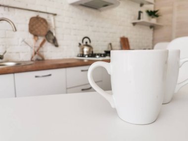 Mutfak eşyaları beyaz mutfakta.