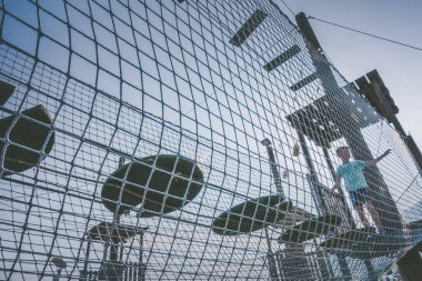 Halat Parkı çocuk tırmanıyor