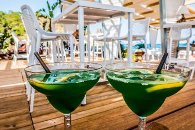 Bir yaz kafede güzel yeşil kokteyl