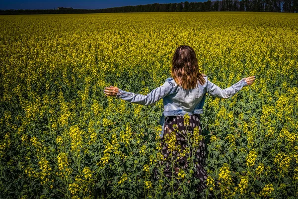 Een Meisje Een Veld Met Koolzaad — Stockfoto