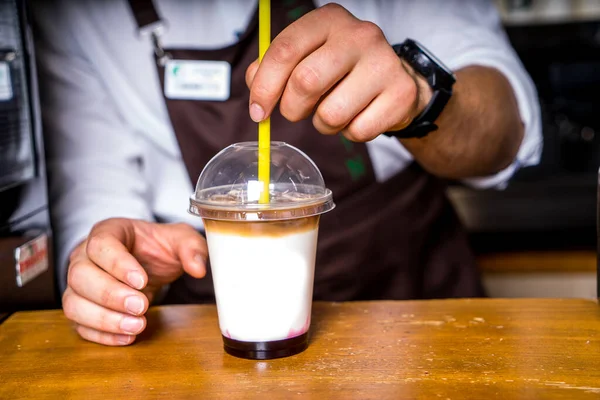 Barista Dělá Kávu Kavárně Pozadí — Stock fotografie